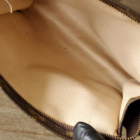 Authentic Louis Vuitton Toiletry 19 in Monogram - Picture 5 of 16